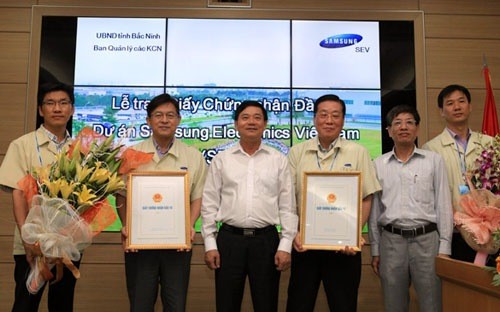 ពិធីប្រគល់លិខិតអនុញ្ញាត្តវិនិយោគចូលក្នុងគំរោងការណ៍ Samsung Electronics Vietnam  - ảnh 1